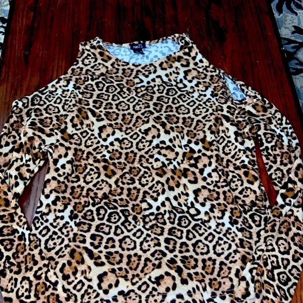 Woman’s rue 21 open shoulder cheetah print top